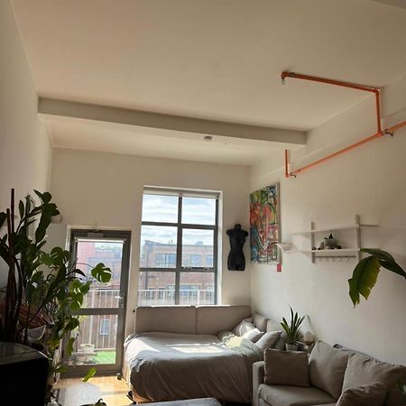 Cosy Private Room With Shared Bathroom Facilities 런던 외부 사진