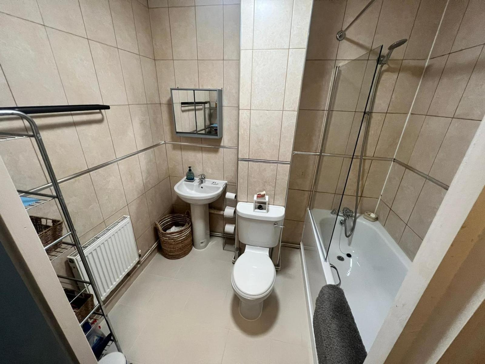 Cosy Private Room With Shared Bathroom Facilities 런던 외부 사진
