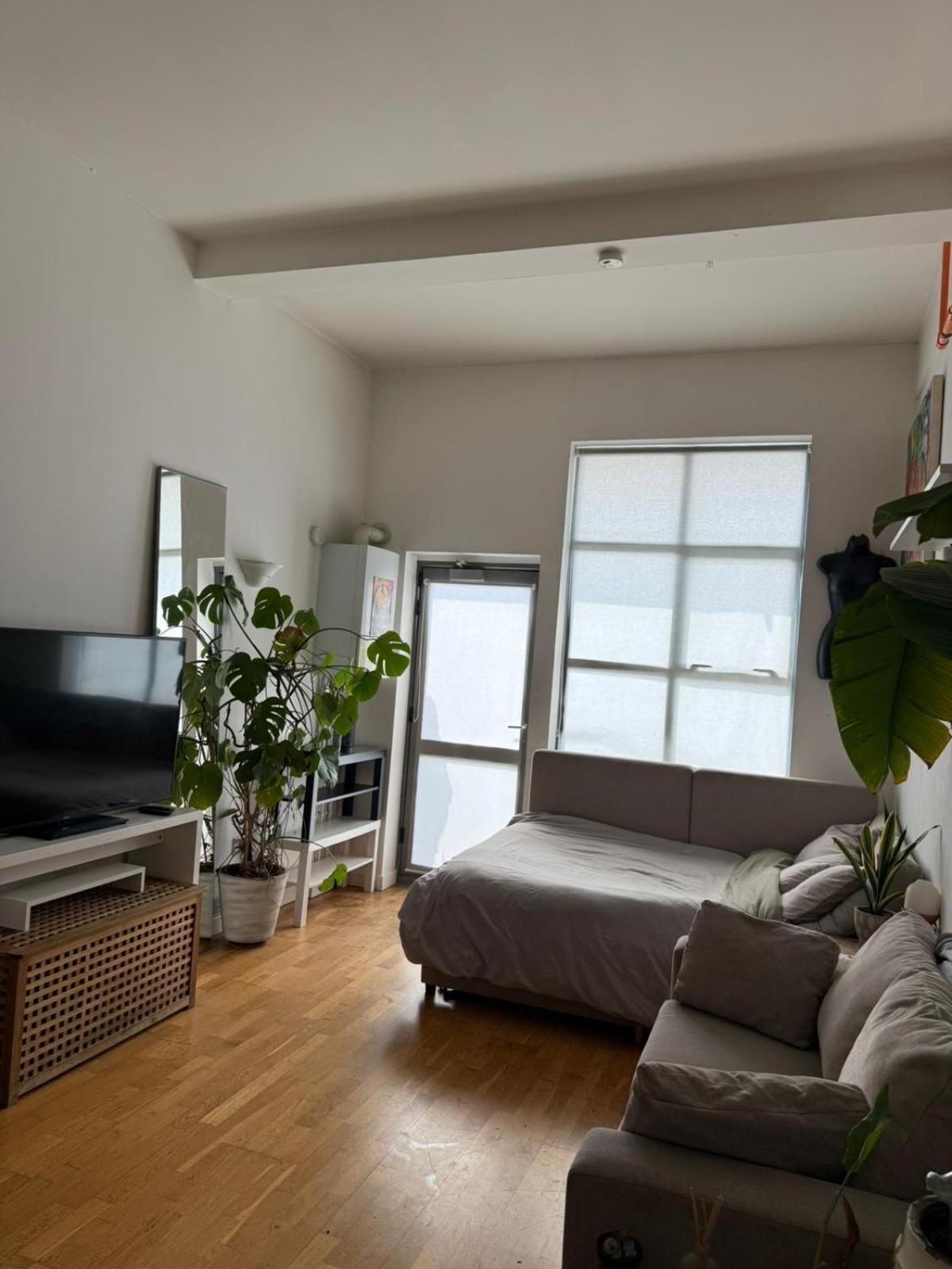 Cosy Private Room With Shared Bathroom Facilities 런던 외부 사진