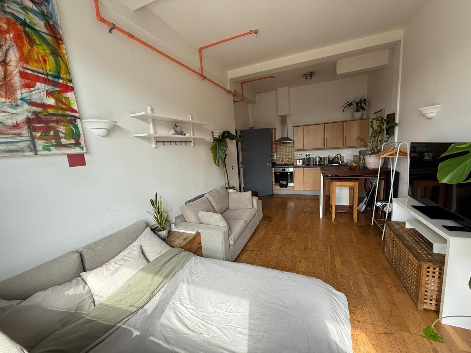 Cosy Private Room With Shared Bathroom Facilities 런던 외부 사진