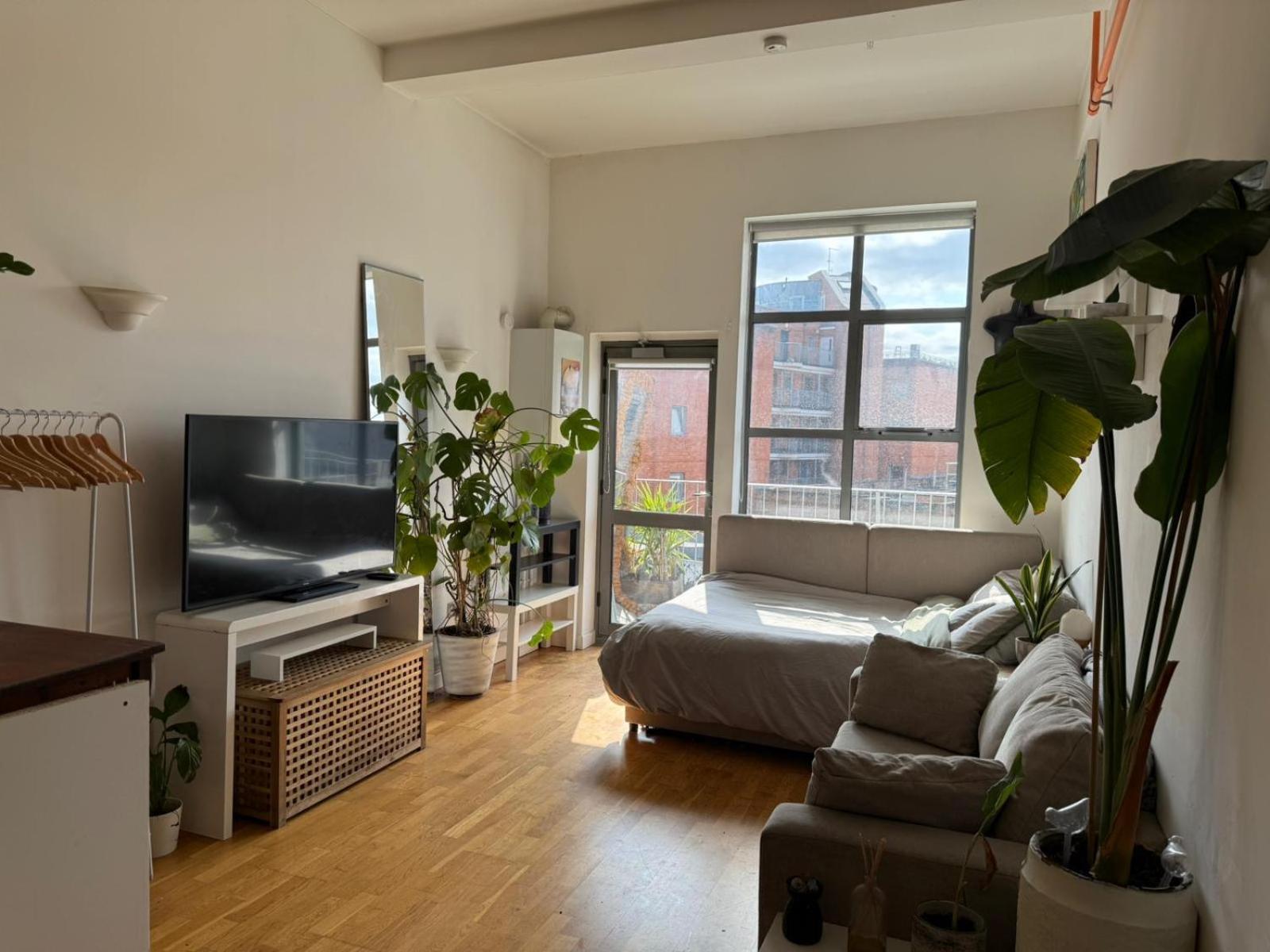 Cosy Private Room With Shared Bathroom Facilities 런던 외부 사진