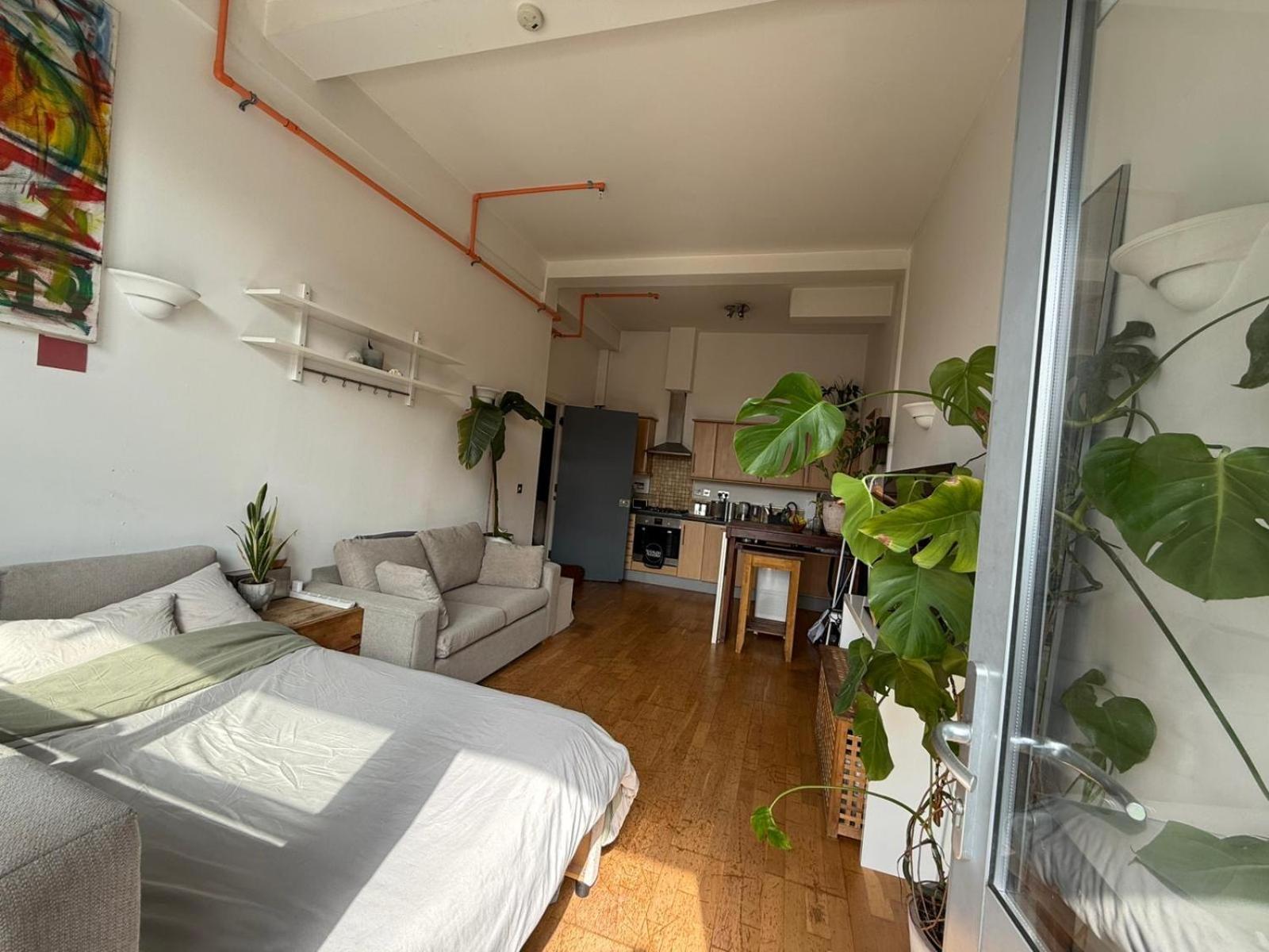 Cosy Private Room With Shared Bathroom Facilities 런던 외부 사진
